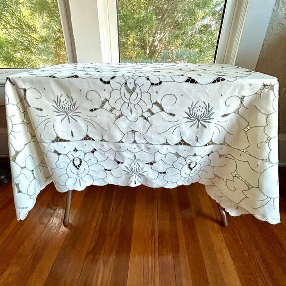 Vintage White Floral Cutwork Tablecloth Rectangle 63 x 48 - Picture 14 of 16